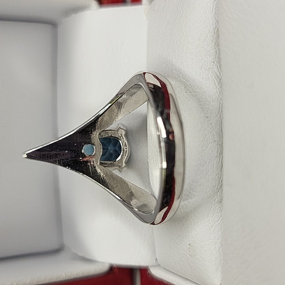 London Blue - Picture 5 of 7